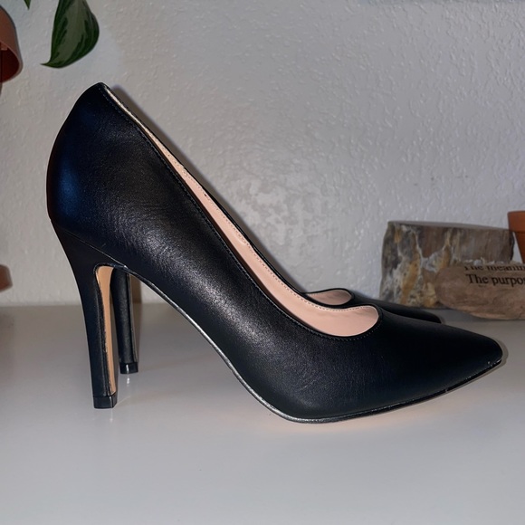 Black pumps (Almost brand new!) - Picture 2 of 8